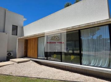 Casa · 225m² · 5 Ambientes · 2 Cocheras · Casa en Venta en Pinamar. Barrio Pioneros. Equipada y Amoblada. Barrio Cerrado.