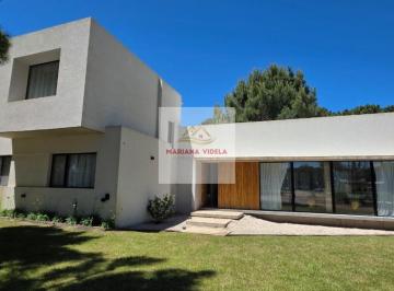 Casa · 225m² · 5 Ambientes · 2 Cocheras · Casa en Venta en Pinamar. Barrio Pioneros. Equipada y Amoblada