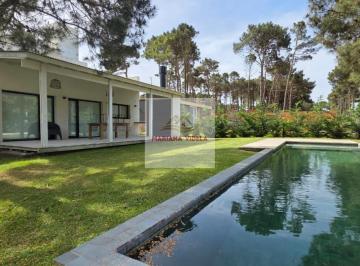 Casa · 225m² · 5 Ambientes · 2 Cocheras · Casa en Venta en Pinamar. Barrio Pioneros. Equipada y Amoblada. Barrio Cerrado.