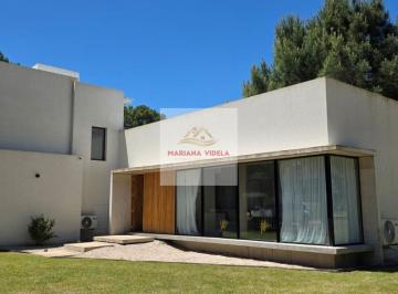 Casa · 225m² · 5 Ambientes · 2 Cocheras · Casa en Venta en Pinamar. Barrio Pioneros. Equipada y Amoblada
