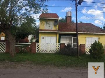 Casa · 180m² · 5 Ambientes · 4 Cocheras · Casa en Venta - 4 Dorm., 3 Baños, 4 Cocheras - 180 m² Sobre Lote de 450 m² - Aguas Verdes