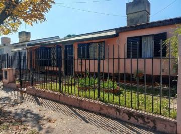 Casa · 140m² · 2 Ambientes · 1 Cochera · Venta de Casa Barrio Las Lilas 3 Dorm.