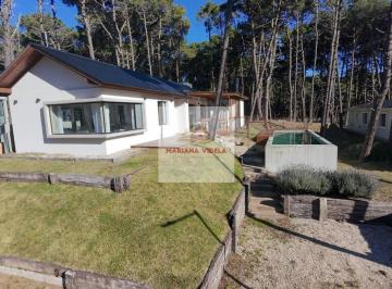 Casa · 188m² · 5 Ambientes · 2 Cocheras · Casa en Venta en Pinamar. Barrio Pioneros Pinamar. Equipada y Amoblada!