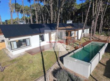 Casa · 188m² · 5 Ambientes · 2 Cocheras · Casa en Venta en Pinamar. Barrio Pioneros Pinamar. Equipada y Amoblada!