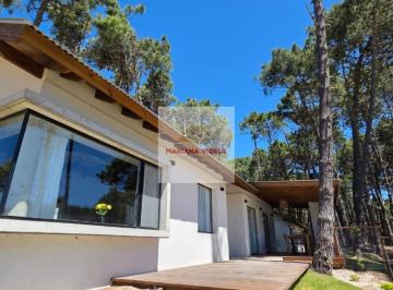 Casa · 188m² · 5 Ambientes · 2 Cocheras · Casa en Venta en Pinamar. Barrio Pioneros Pinamar. Equipada y Amoblada! Barrio Cerrado.