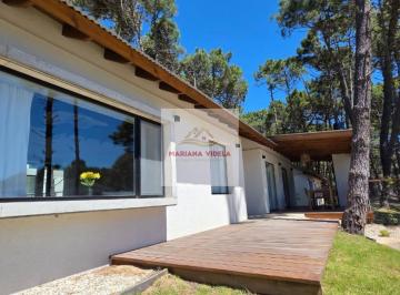 Casa · 188m² · 5 Ambientes · 2 Cocheras · Casa en Venta en Pinamar. Barrio Pioneros Pinamar. Equipada y Amoblada!