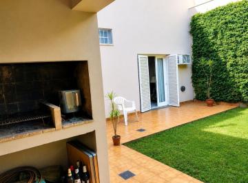 Casa · 215m² · 5 Ambientes · 1 Cochera · Venta Casa de 4 Dorm. con Jardín y Parrilla