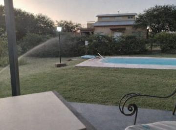 Quinta vacacional · 77m² · 1 Dormitorio · 1 Cochera · Casa Quinta en Jote 866, Lowo Che