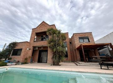 Casa · 262m² · 5 Ambientes · 1 Cochera · Importante Casa en Venta Barrio Palos Verdes