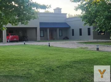 Casa · 180m² · 5 Ambientes · Casa en Venta - 4 Dorm. 3 Baños - Carlos Keen
