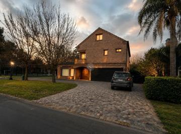 Casa · 275m² · 8 Ambientes · 8 Cocheras · Casa en Venta en La Delfina, Pilar, G. B. a. Zona Norte