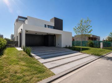 Casa · 350m² · 5 Ambientes · 2 Cocheras · Casa en Venta de 3 Dorm. con Pileta en Vida Barrio Cerrado, Funes