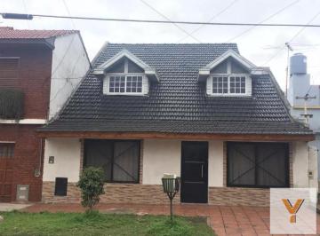 Casa · 200m² · 6 Ambientes · Casa en Venta - 3 Dorm. 3 Baños - 200 m² - Florencio Varela