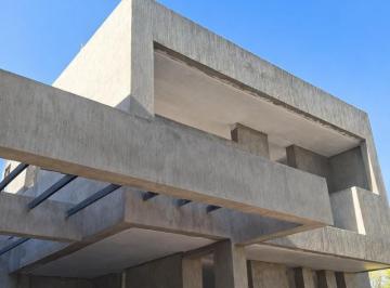 Casa · 113m² · 2 Dormitorios · 2 Cocheras · Casa en Maipu