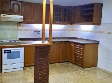 LIVING COMEDOR CON COCINA · Casa en Echesortu