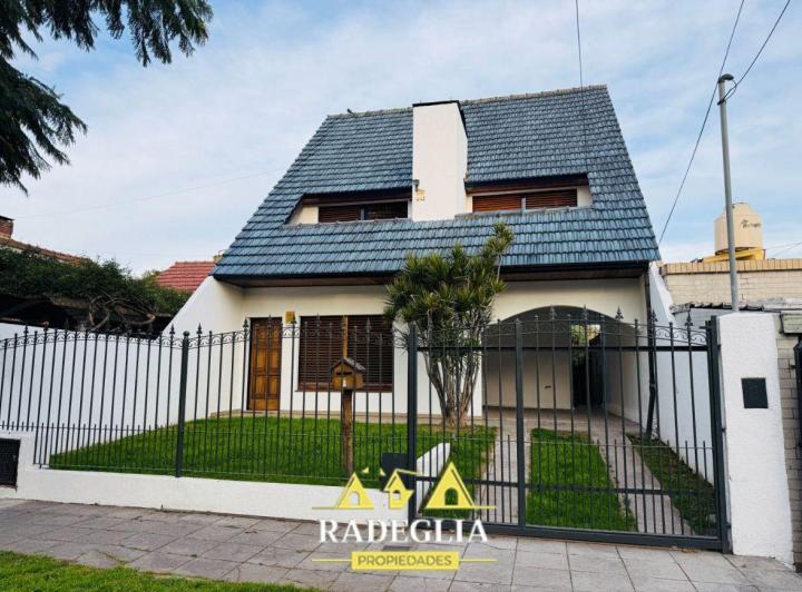 Casa · 10m² · 5 Ambientes · 2 Cocheras