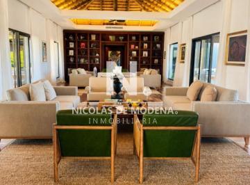 Foto1 · Vende Casa a Estrenar de 4 Dorm. en Suite, con 2 Piscinas y Amplio Espacio Al Aire Libre en La