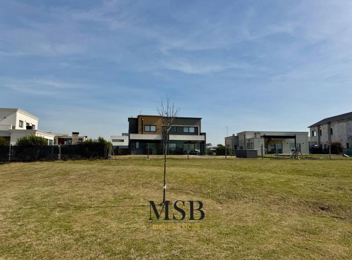 Terreno · 895m²