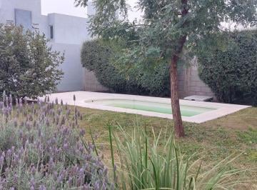 Casa · 80m² · 2 Ambientes · 2 Cocheras · Casa Planta Baja! Gran Patio y Pileta! Docta Boulevard!