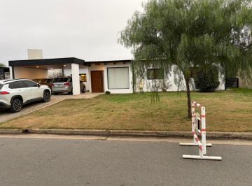 Casa de 4 ambientes, Córdoba · Casa en Alquiler en Parterres – 7 Soles | 3 Dorm. | Pileta | 600 m² de Terreno