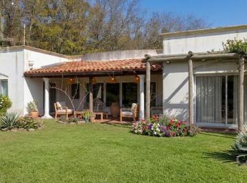 Casa · 160m² · 4 Ambientes · 1 Cochera · Casa en Estancia Benquerencia