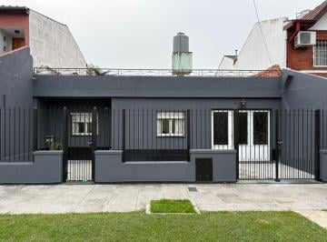 Casa · 110m² · 4 Ambientes · 1 Cochera · Casa con Pileta en Venta Villa Lugano Las Casitas