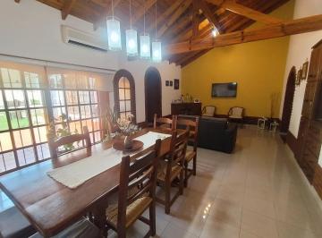 Casa · 145m² · 4 Ambientes · 3 Cocheras · Venta Casa 4 Amb. con Garaje, Pileta y Lavadero | Bernal
