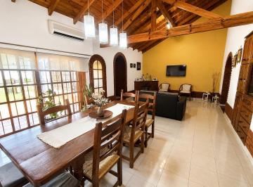 Casa · 145m² · 4 Ambientes · 3 Cocheras · Venta Casa 4 Amb. con Garaje, Pileta y Lavadero | Bernal