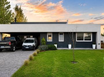 Casa · 120m² · 4 Ambientes · 2 Cocheras · Propiedad a La Venta y Alquiler en San Simon!