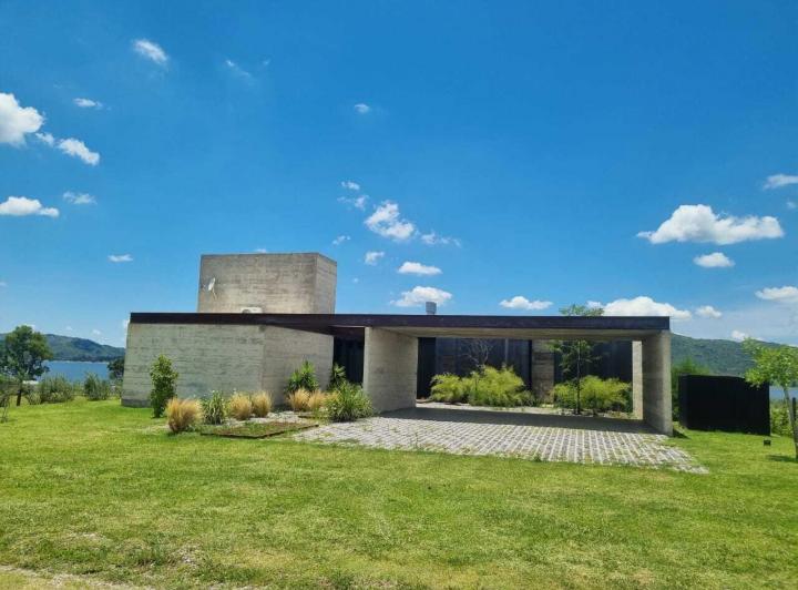 Casa · 260m² · 6 Ambientes · 2 Cocheras