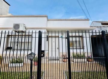 Casa · 125m² · 3 Ambientes · 1 Cochera · Oportunidad en Berazategui | Vivienda con Potencial Para Consultorios, Oficinas o Uso Profesional