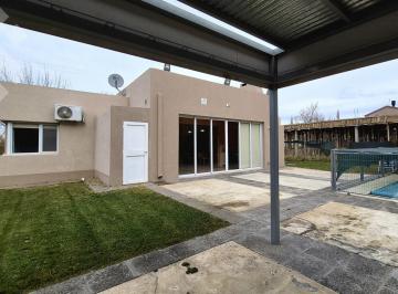Casa · 150m² · Casa en Venta C/ Piscina Climatizada y Fondo Cancha Golf - Arroyito, Neuquén