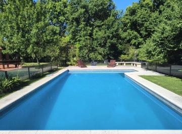Casa · 170m² · 5 Ambientes · 2 Cocheras · Venta. Casa de Estilo Tradicional Sobre Amplio Lote.