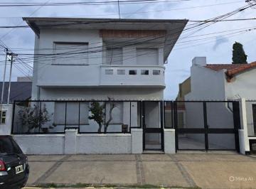 Casa · 228m² · 4 Ambientes · 2 Cocheras · Venta Casa 4 Ambientes Bernal