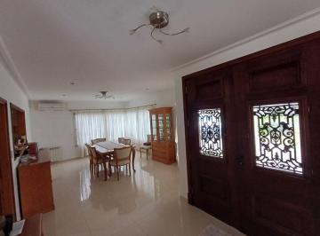 Casa · 263m² · 7 Ambientes · 2 Cocheras · Casa en Venta en El Lauquen Valor Negociable!