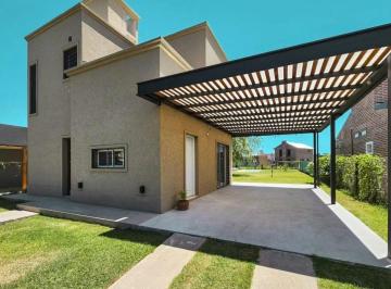 Casa · 88m² · 3 Ambientes · 1 Cochera · Casa en Venta Roldan de 2 Dorm. con Pileta