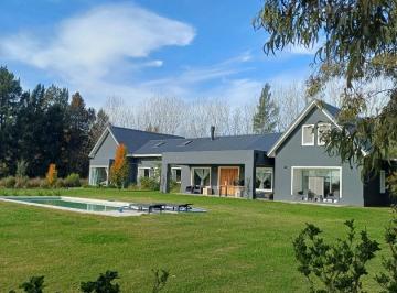 Casa · 300m² · 6 Ambientes · 2 Cocheras · Excelente Casa Moderna en Zona Rural