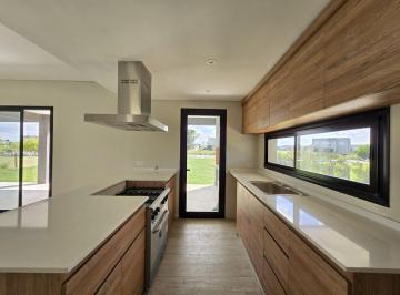 Casa · 150m² · 5 Ambientes · 3 Cocheras · Casa 5 Ambientes en Venta Hudson Sebastian Gaboto