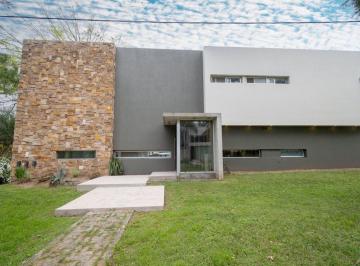 Casa · 139m² · 8 Ambientes · 2 Cocheras · Remax Vende Casa Imponente en Country Los Molinos