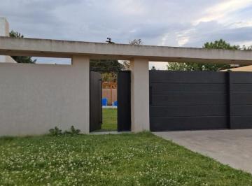 Quinta vacacional · 30m² · 1 Dormitorio · 1 Cochera · Casa Quinta con Pileta en La Plata