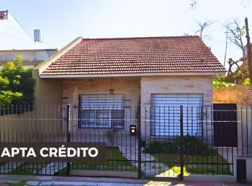 Casa · 245m² · 4 Ambientes · 1 Cochera · Casa 4 Ambientes con Cochera en Bernal en Venta