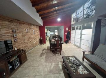 Casa · 136m² · 4 Ambientes · 1 Cochera · Venta/casa/villa Rosas/todos Los Serv/apta Credito