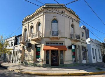 Casa · 143m² · 7 Ambientes · 1 Cochera · Venta/casa Esquina/3 Dormi/servicios/apta Credito