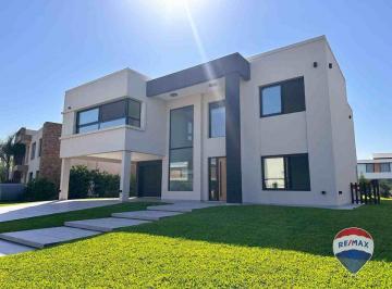 Casa · 315m² · 6 Ambientes · 2 Cocheras · Casa en Venta 6 Ambientes en Canning Terralagos