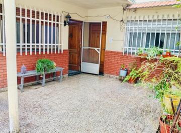 Casa · 215m² · 6 Ambientes · 1 Cochera · 2 Deptos y Taller a La Calle Lomas del Mirador