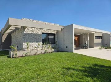 Casa · 219m² · 5 Ambientes · 2 Cocheras · Casa en Venta a Estrenar Country Terravista