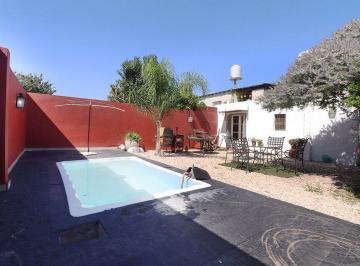 Casa · 180m² · 6 Ambientes · 1 Cochera · Espectacular Casa con Quincho y Pileta en Moreno