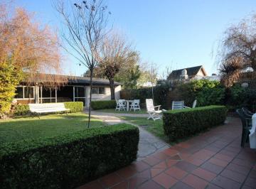 Casa · 267m² · 4 Ambientes · 2 Cocheras · Venta Casa 4 Amb Quincho Cochera Hurlingham Permut
