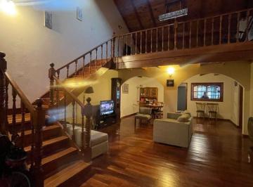 Casa · 173m² · 5 Ambientes · 1 Cochera · Casa Amplia con Pileta y Quincho