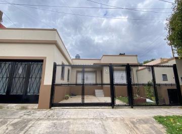 Casa · 133m² · 3 Ambientes · 2 Cocheras · Casa en Venta con Gran Jardín Jose Leon Suarez
